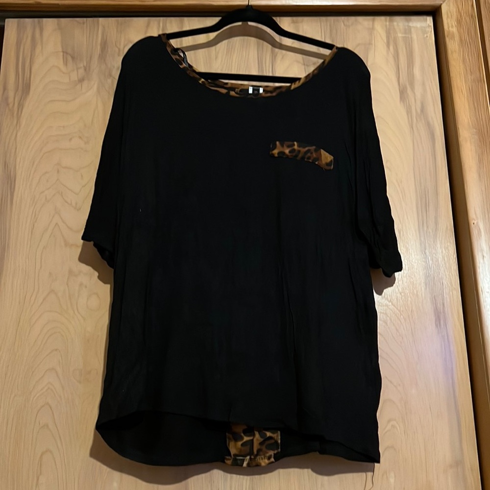 Banabee tshirt. leopard trim around neck & in the back. Open slit on the back.